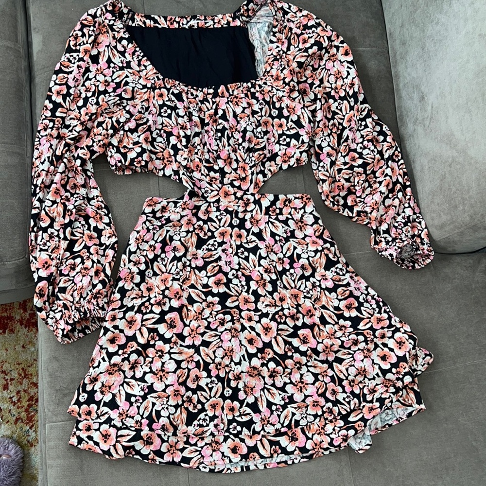 Free people dress. Black floral long sleeve with back cutout. Size M. NWOT
